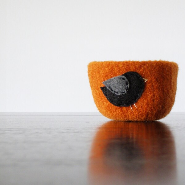 felted bowl - pumpkin orange felt wool bowl with black and grey bird - Halloween decor, autumn inspired ring holder