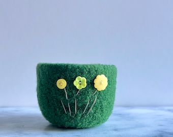 Bol en laine feutrée vert herbe et fleurs en boutons jaunes