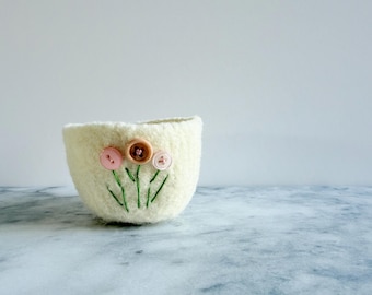 Bol de fieltro de lana blanca con flores de botones rosas - plato para anillos suave