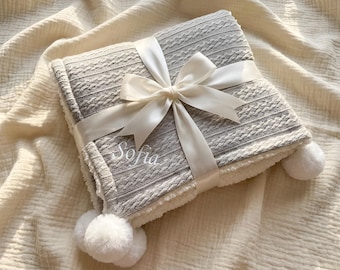 Manta de bebé personalizada: Manta con nombre bordado, forro polar sherpa, detalle de pompón, manta unisex, manta neutra para bebé, manta para recién nacido