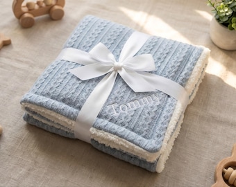 Manta de bebé personalizada: nombre bordado, suave forro polar sherpa, detalle de pompón, cálida y cómoda.