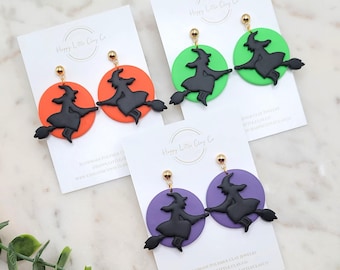 Pendientes colgantes de arcilla con bruja malvada volando sobre la luna / Lindos pendientes de Halloween / Pendientes de arcilla de otoño espeluznantes / Regalo para amantes de las brujas / Hechos a mano
