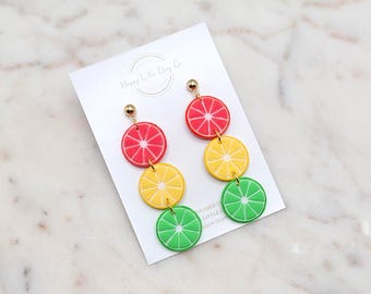 Pendientes de arcilla con trío de rodajas de cítricos / Bonitos pendientes de verano / Fruta tropical: limón, lima y pomelo - Pendientes / Joyas de comida divertidas / Hechos a mano