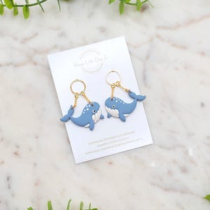 Buckelwal Ton Ohrringe | Niedliche Ozean Tier Ohrringe | Sommer Ohrringe | Küsten Strand Schmuck | Geschenk für Tierliebhaber | Handgefertigt