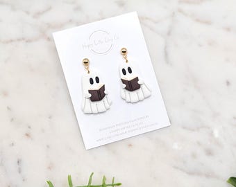 Boucles d'oreilles pendantes en argile tenant un livre fantôme | Boucles d'oreilles d'Halloween fantasmagoriques | Boucles d'oreilles automne livresques en argile | Cadeau pour amoureux des livres | Fait main