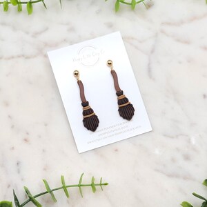 Hangoorbellen van klei met heksenbezem | Leuke Halloween-oorbellen | Tovenaarsoorbellen | Spooky Fall Clay-oorbellen | Cadeau heksenliefhebber | Handgemaakt