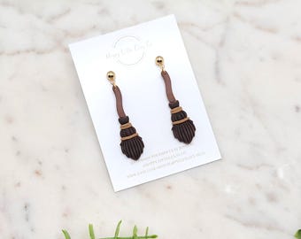 Pendientes colgantes de arcilla con forma de escoba de bruja / Lindos pendientes de Halloween / Pendientes de mago / Pendientes de arcilla de otoño espeluznantes / Regalo para amantes de las brujas / Hechos a mano