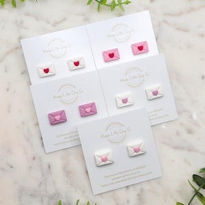 Pendientes de arcilla con letras de amor en forma de corazón / Lindos pendientes para el día de San Valentín / Joyas divertidas con temática de amor / Regalo de Galentine para ella / Hecho a mano