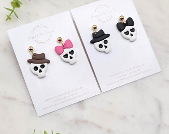 Pendientes colgantes de arcilla polimérica con forma de pareja de calaveras / Lindos pendientes de arcilla para Halloween / Pendientes de arcilla espeluznantes con forma de esqueleto de calavera para Halloween / Hechos a mano
