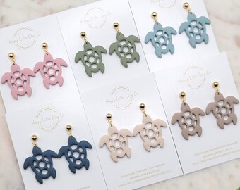 Pendientes colgantes de arcilla con forma de tortuga marina hueca / Pendientes con diseño de animales marinos / Pendientes de verano neutros / Joyería costera / Hechos a mano
