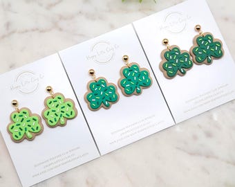 Shamrock sockerkaka lera hängande örhängen | Söta St. Patrick's Day örhängen | Roliga gröna lyckoklöver St. Patty's Day matsmycken | Handgjorda