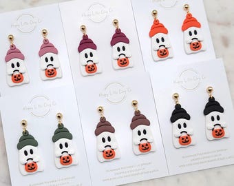 Boucles d'oreilles pendantes en argile Beanie Ghost Holding Candy Bucket | Jolies boucles d'oreilles d'Halloween | Boucles d'oreilles fantasmagoriques d'automne en argile | Cadeau pour amoureux des fantômes | Fait main