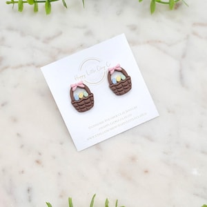 Oorknopjes van klei met paasmandje | Schattige paas-lente-oorbellen | Paasei-sieraden konijn konijn | Grappig paascadeau | Handgemaakt