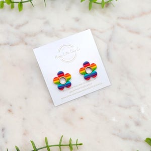 Pendientes de arcilla con margaritas arcoíris / Pendientes con mensaje de orgullo / Pendientes LGBTQ+ / Joyas del Mes del Orgullo / Regalo del Orgullo Gay / Hechos a mano