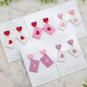 Brincos de argila com pingente de carta de amor de coração | Brincos fofos para o Dia dos Namorados | Joias divertidas com tema de amor | Presente de Galentine para ela | Feito à mão