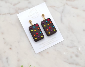 Hangoorbellen Cosmic Brownies | Handgemaakte oorbellen van polymeerklei | Leuke nieuwigheid miniatuur snackvoedselsieraden | Cadeau voor foodliefhebber