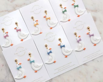 Hangoorbellen van klei met gans en vlinderstrik | Schattige dierenoorbellen | Lenteoorbellen | Cadeau voor liefhebber van gans eend | Eigenzinnige sieraden | Handgemaakt