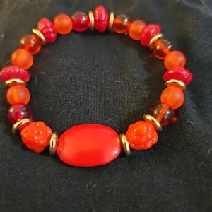 I See Red - Vintage armband med rött glaspärla, frostade akryldetaljer, rubinrött statement-armband, guldton, handgjort stretcharmband.