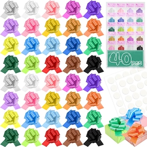 Puede incluir: Una colección de lazos de regalo coloridos en varios tonos, incluyendo blanco, rosa, amarillo, azul, verde, rojo, marrón y negro. La imagen también muestra un paquete de 40 lazos, puntos adhesivos y cajas de regalo.
