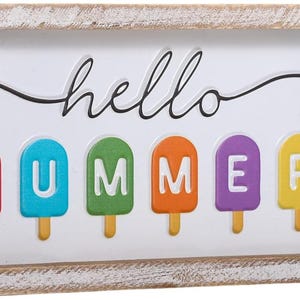 Puede incluir: Un letrero rectangular de madera con fondo blanco y marco marrón claro desgastado. El letrero dice "hello SUMMER" con letras coloridas en forma de helado. El marco mide 30 cm de ancho y 15 cm de alto.