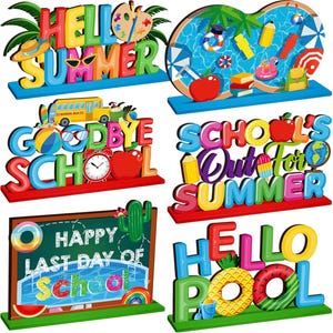 Puede incluir: Una colección de coloridos letreros de madera con temas de verano y escuela. Los letreros presentan frases como "Hello Summer", "Goodbye School" y "School's Out for Summer". Cada letrero tiene elementos decorativos como un autobús escolar, manzanas y una piscina.