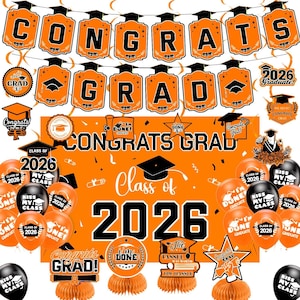 Puede incluir: Un conjunto de decoración para fiesta de graduación en naranja y negro. Incluye una pancarta que dice "CONGRATS GRAD", globos y centros de mesa. El año "2026" se muestra de forma destacada. Perfecto para celebrar la Clase de 2026.