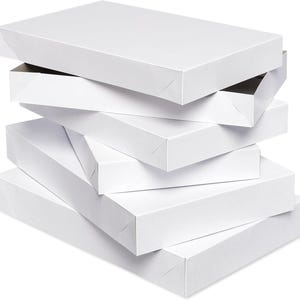 Puede incluir: Una pila de cajas rectangulares de cartón blanco con esquinas plegadas. Las cajas están apiladas, con algunas tapas ligeramente abiertas, mostrando el interior. Las cajas son de color blanco uniforme y parecen limpias.