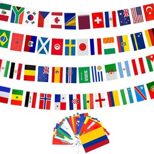 Puede incluir: Una serie de banderines de banderas coloridas, cada uno mostrando la bandera nacional de diferentes países. Las banderas están unidas, creando una exhibición festiva. Un montón separado de banderas es visible en la parte inferior.