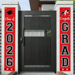 Könnte beinhalten: Rotes und schwarzes Abschlussbanner-Set. Ein Banner zeigt "Class of 2026" mit einer Abschlusskappe. Das andere Banner zeigt "Congrats Grad" mit einer Schriftrolle. Beide Banner haben weißen Text und Sterne.