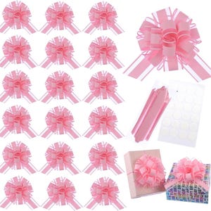 Puede incluir: Una colección de lazos rosas con cintas a rayas blancas. La imagen incluye lazos ensamblados, rollos de cinta y cajas de regalo decoradas con los lazos. Los lazos son de color rosa claro y están dispuestos en un patrón de cuadrícula.