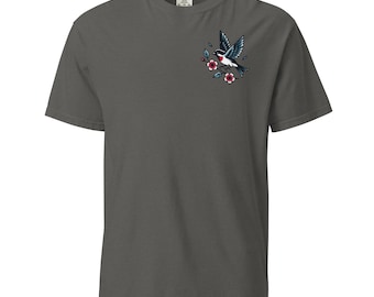 Camiseta vintage con tatuaje de gorrión y flor de cerezo / Camiseta Comfort Colors® / Estética retro boho indie / Camiseta extragrande para amantes de los pájaros