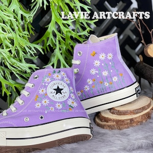 Daisy Flower Embroidered Converse, Custom Daisy and Bee Embroidery Converse, Converse Flower Embroidered, Daisy Converse, Converse High Tops