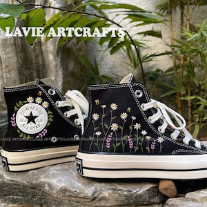 Daisy Flowers Embroidered Converse, Daisy and Bees Converse Embroidered, Converse Daisy Flower, Custom Converse High Tops, Flowers Wreath