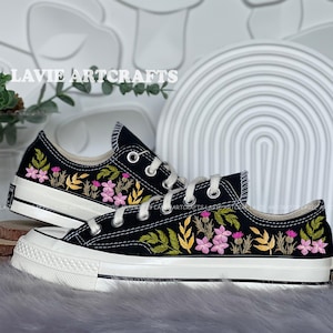 Converse-sneakers met geborduurde bloem: op maat gemaakte, handgestikte lage topjes