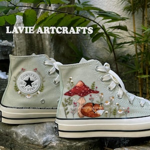 Geborduurde Converse: vos slaapt onder paddenstoel, custom sneakers