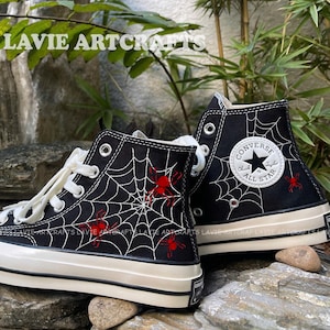 Spiderweb geborduurde Converse-sneakers: Halloween Vibes