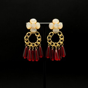 Pendientes de borla de rubí con flor de nácar, regalo de cumpleaños para ella.