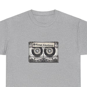 Mixed Emotions - T-shirt met vintage cassettebandje en tekst