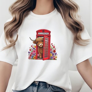 Maglietta mucca delle Highlands nella cabina telefonica, maglietta mucca britannica, regalo per gli amanti della Scozia, maglietta con grafica mucca carina, maglietta con cabina telefonica rossa