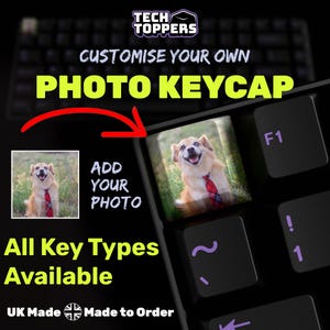 Puede incluir: Teclado negro con una tecla personalizada con foto de un perro con corbata. La imagen incluye el texto "PERSONALIZA TU PROPIA TECLA FOTO", "AÑADE TU FOTO" y "Todos los tipos de teclas disponibles". Hecho por encargo.