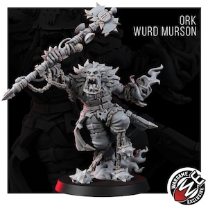 Könnte beinhalten: Eine graue Plastikminiatur eines Orks, Wurd Murson, der eine Stachelkette und eine Axt schwingt. Die Miniatur steht auf einem Sockel mit Flammeneffekt und ist mit "Wargame Exclusive" gekennzeichnet.