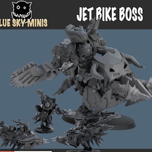 Könnte beinhalten: Eine graue Miniaturfigur eines Jet Bike Boss, mit mehreren kleineren Figuren. Die Figuren sind mit Hörnern, Stacheln und Rüstungen detailliert. Der Text "JET BIKE BOSS" und "BLUE SKY MINIS" ist sichtbar.