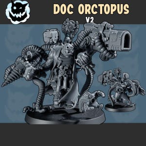 Könnte beinhalten: Eine graue Miniaturfigur von Doc Orc topus V2, einem Fantasy-Charakter mit mechanischen Armen und einer großen Waffe. Die Figur steht auf einem runden Sockel, mit einer kleineren Version der Figur rechts. Der Text "DOC ORCTOPUS V2" steht oben.