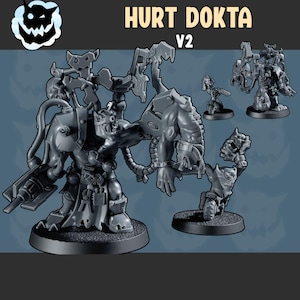 Op de afbeelding: Een grijze plastic miniatuurfiguur van een Hurt Dokta V2-personage, met meerdere kleinere figuren op de achtergrond. De figuur is zeer gedetailleerd, met mechanische en organische elementen. De tekst "HURT DOKTA V2" wordt bovenaan de afbeelding weergegeven.