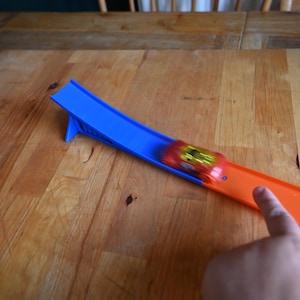 Hot wheels track jump, single lane hot wheels trick, car jump, Rainbow Road Track