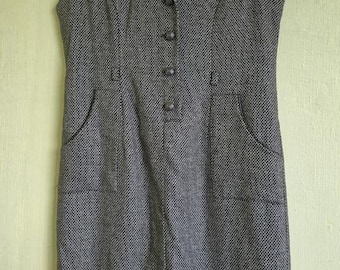 Abito vintage anni '90 in tweed grigio da donna, abito tubino midi senza maniche con bottoni sul davanti e colletto, abito scuro stile accademico effetto lana, L