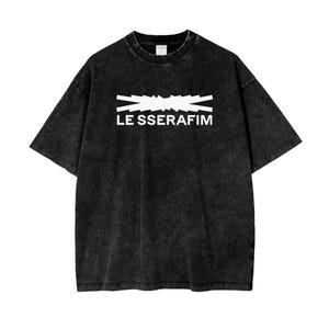 以下が含まれることがあります： 白文字で「LE SSERAFIM」と書かれた黒の半袖Tシャツ。 シャツは色あせたヴィンテージウォッシュの外観です。 デザインはテキストの上に幾何学的なグラフィックが特徴です。