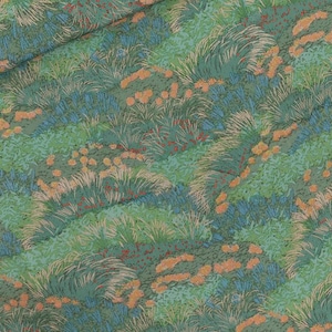 Könnte beinhalten: Ein nahtloses Stoffmuster mit einer stilisierten Darstellung einer Wiese mit Gras und Wildblumen in Grün-, Blau- und Orangetönen.