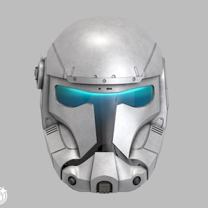 Op de afbeelding: Een zilverkleurige tactische helm met een gladde, ronde koepel, een opvallende T-vormige voorplaat en een breed, horizontaal vizier met een lichtgevende cyaanblauwe tint. De helm bevat geïntegreerde communicatieonderdelen aan de zijkanten en ventilatie.