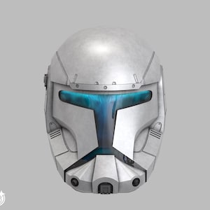 Puede incluir: Un casco táctico de color plateado con una cúpula lisa y redondeada y una visera en forma de T con un tinte azul translúcido. El casco presenta paneles angulares, rejillas de ventilación laterales y una sección de barbilla reforzada.